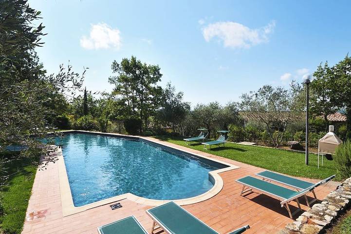 Agriturismo per 4 persone, con giardino e piscina, con animali domestici in Gaiole in Chianti