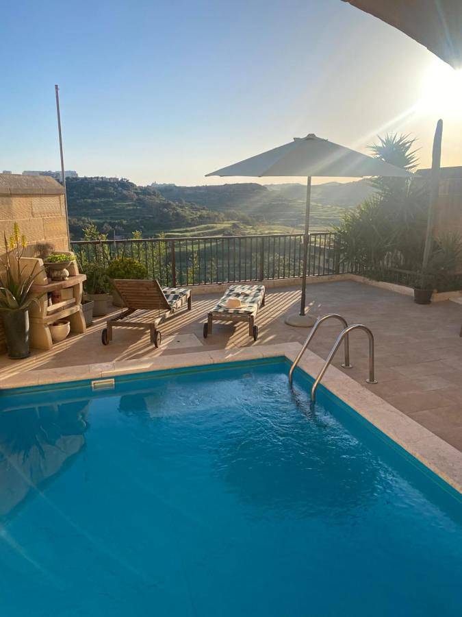Chambre d’hôte pour 2 personnes, avec vue ainsi que piscine et balcon dans Xaghra
