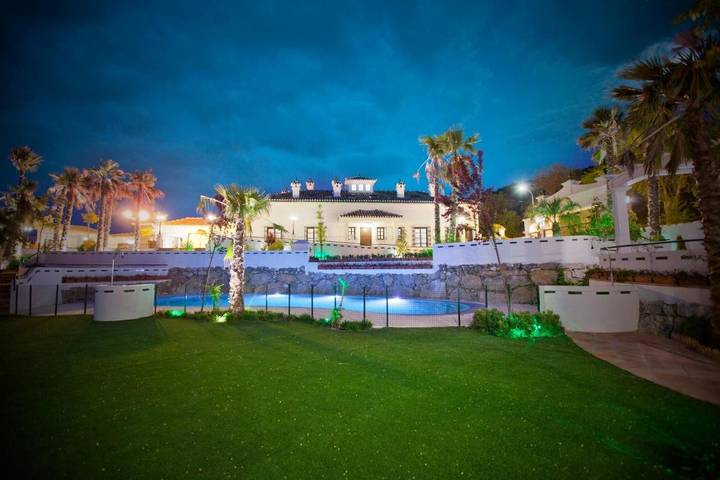 Casa rural para 18 personas, con Jacuzzi y Terraza además de Jardín y Piscina en Alcaudete