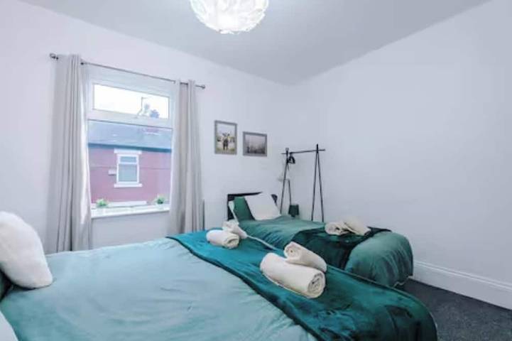 Modern 2 -Bed House Near Manchester City Centre - Sleeps 6 in Grand Manchester