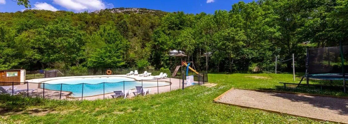 Zecamping 2 étoiles pataugeoire piscine dog friendly chalet 38m2 in Fenouillet, Parc naturel régional Corbières-Fenouillèdes