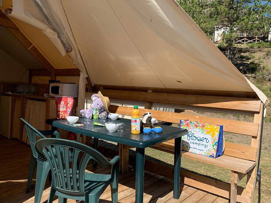 Flower Camping Le Clot du Jay - Tente 4 personnes - Tente Junior Standard 17m² (sans sanitaire) 2 chambres + terrasse in Clamensane, Région de Forcalquier
