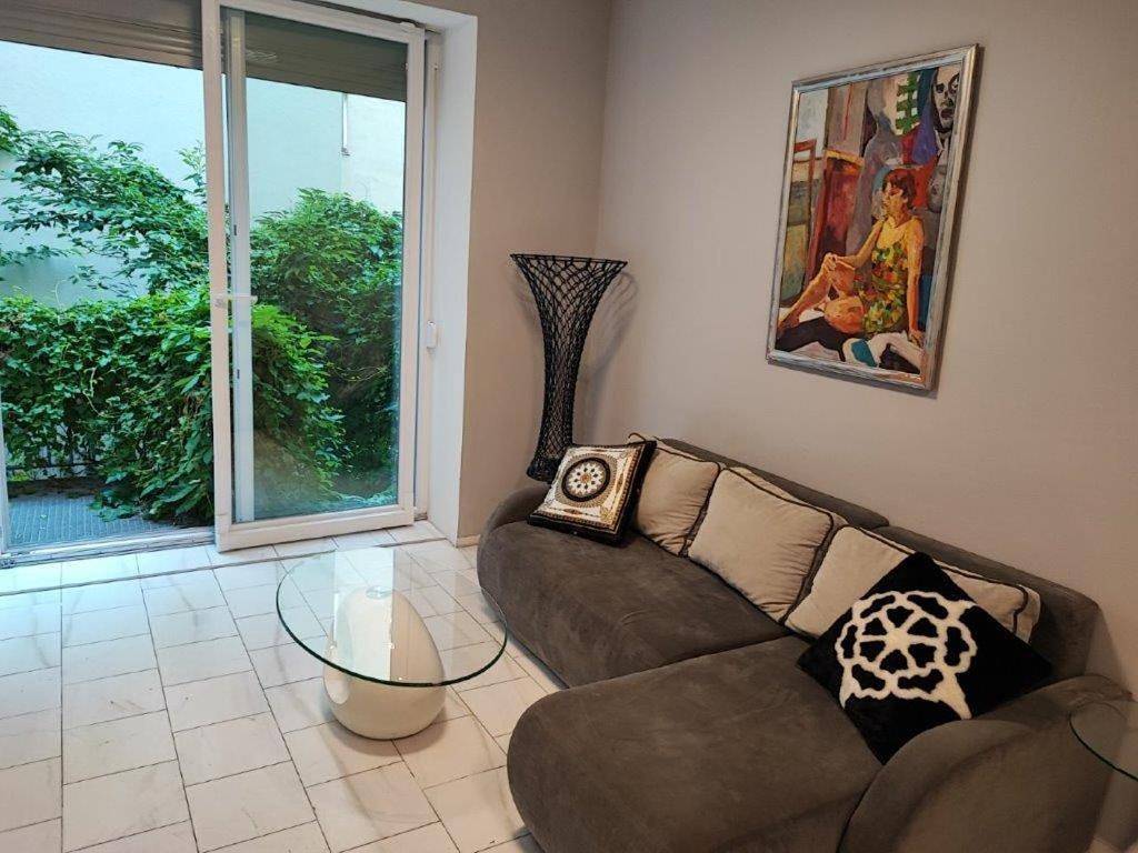 Ganze Wohnung, Central Vienna Apartment with unique 40m2 city garden & self check in in Wieden (Wien Bundesland), Wien