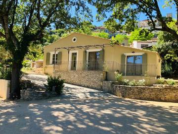 Gîte pour 6 personnes, avec jardin ainsi que vue et piscine, animaux acceptés à Lacoste