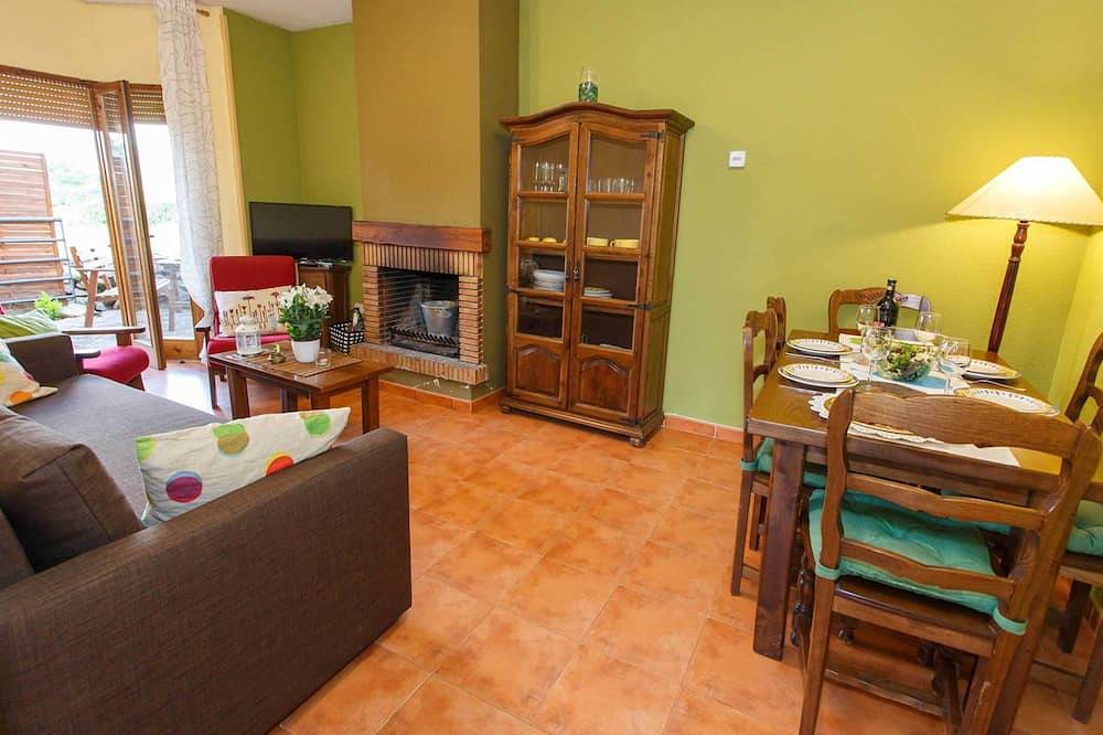 In Casa Camelia you can enjoy all the comforts of the city in Piñuécar-Gandullas, Madrid Province