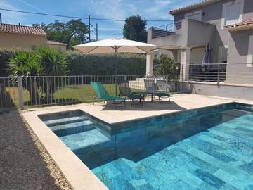 Gîte pour 2 personnes, avec terrasse et piscine à Les Angles (Gard)