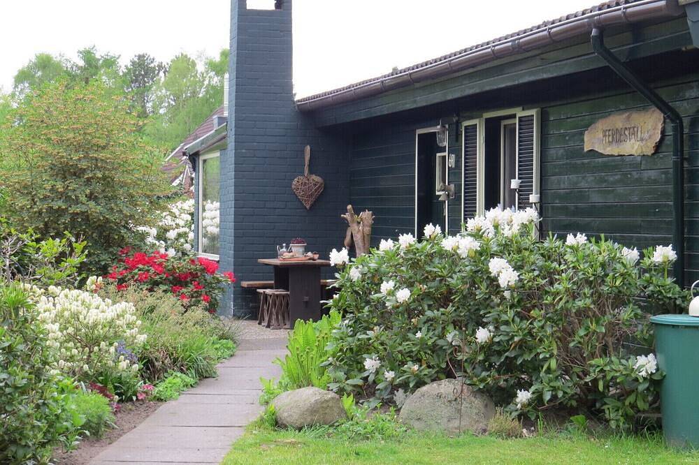 Ferienhaus am Privatsee mit Badestrand, Haustiere willkommen, sehr ruhig gelegen in Wiefelstede, Ammerland