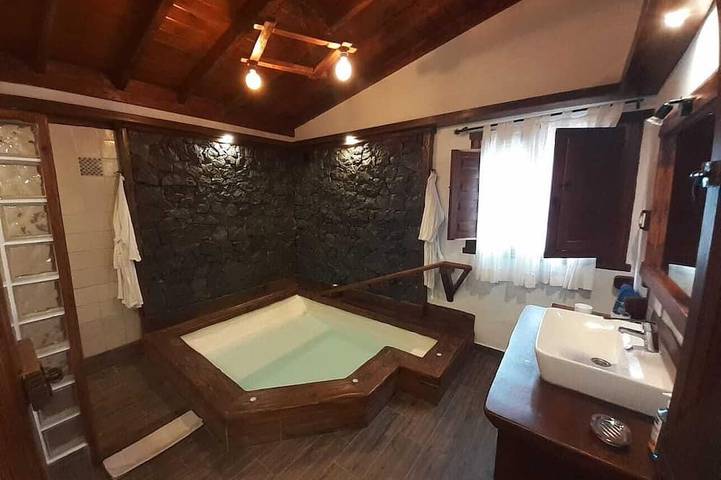 Ferienhaus für 3 Personen, mit Whirlpool und Garten sowie Terrasse - 1