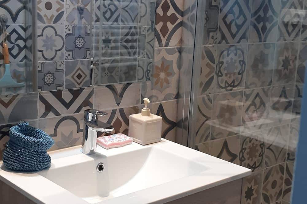 Entire apartment, \"L'Escapade Marine\", 2 bedrooms, 4 pers, free secure parking with badge, 8 mn from the beach in Le Portel, Boulogne-sur-Mer region