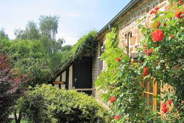 Gîte pour 8 personnes, avec piscine et jacuzzi ainsi que terrasse et jardin dans Orne
