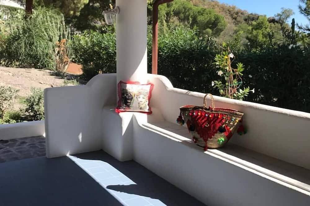 Rosemary Dwelling - up to 5 people in Vulcano