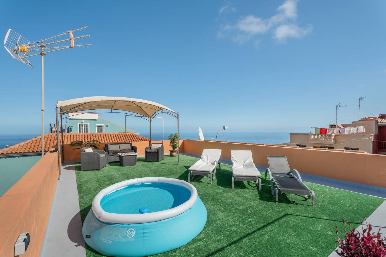 Apartamento entero, Apartamento de vacaciones 'Casa Con Vista' con vistas al mar, terraza privada y Wi-Fi in San Juan de la Rambla, Tenerife Norte