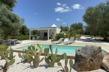 Trullo per 2 persone, con giardino e piscina, con animali domestici in San Michele Salentino