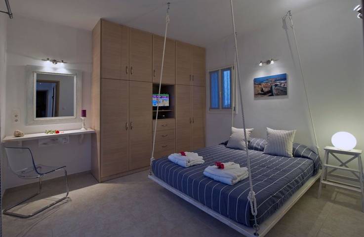 Location de vacances pour 7 personnes, avec terrasse et vue sur l’océan ainsi que jardin et piscine dans Náoussa - 2