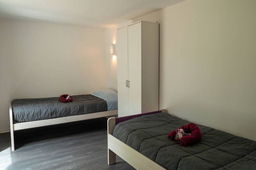 Apartamento entero, Espalion, alojamiento 7 personas 2 dormitorios, piscina climatizada, ideal para familias in Espalion, Aveyron (desambiguación)