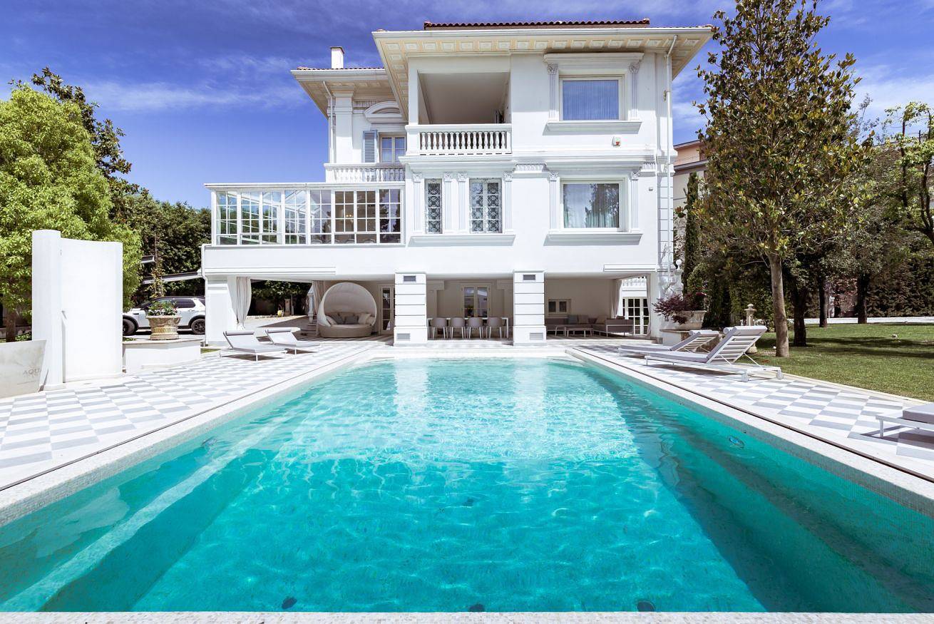 Villa La Perla Bianca · Historic Villa with Private Pool in the Heart of Tuscany in Empoli, Provincia de Firenze