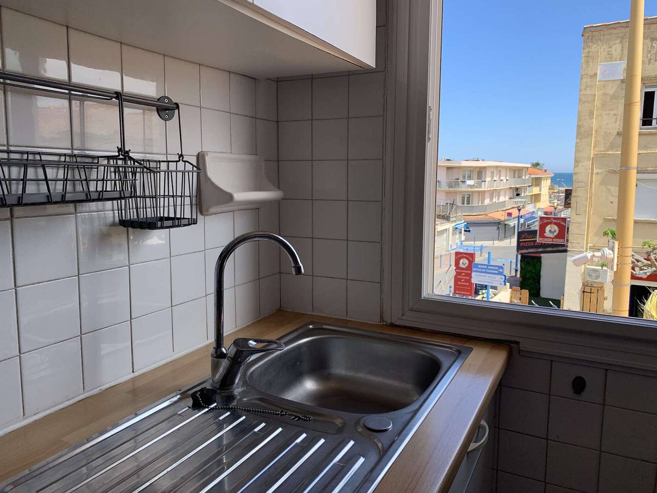 Entire apartment, Renovated Apt Close to Beach & Shops, Parking Included, Sleeps 4 in Saint Pierre la Mer, Fleury