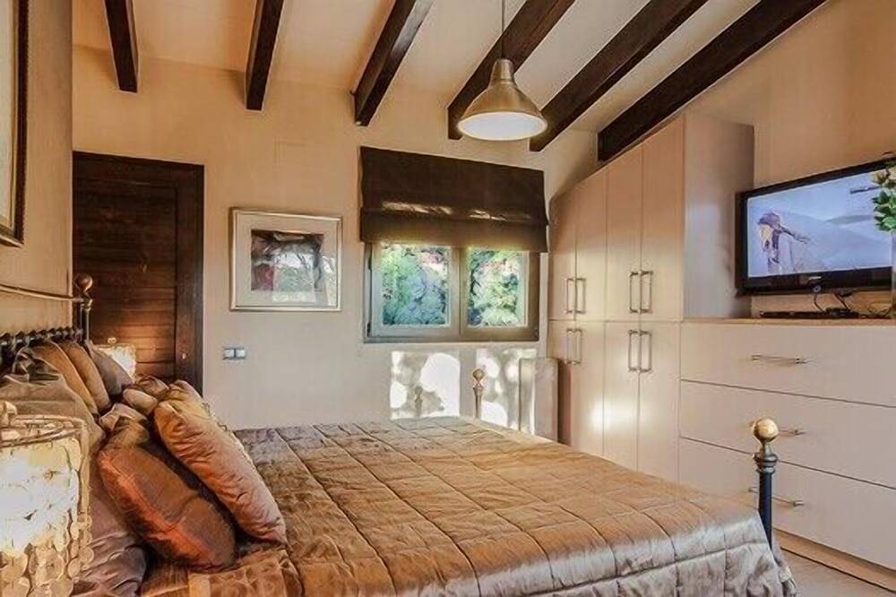 Luksuriøse og moderne utstyrt land villa, komfortabelt å sove 22 in Olivella, Garraf