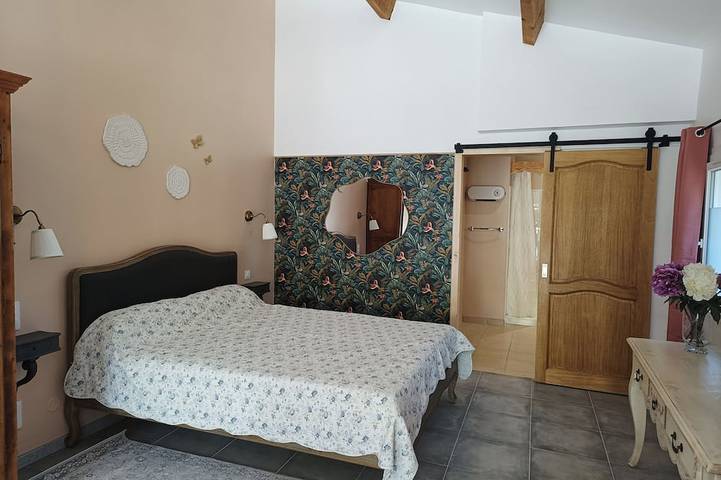 Appartement entier, Grand studio avec jacuzzi extérieur in Lagnes, Parc naturel régional du Luberon
