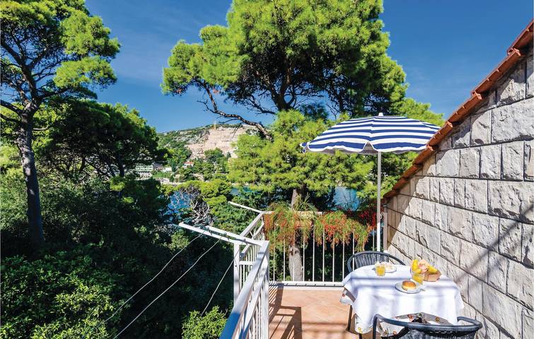 Entire holiday apartment, Cozy Sea-View Apartment with Terrace, Kitchen & Wifi Near Bellevue Beach in Dubrovnik, Grad Dubrovnik