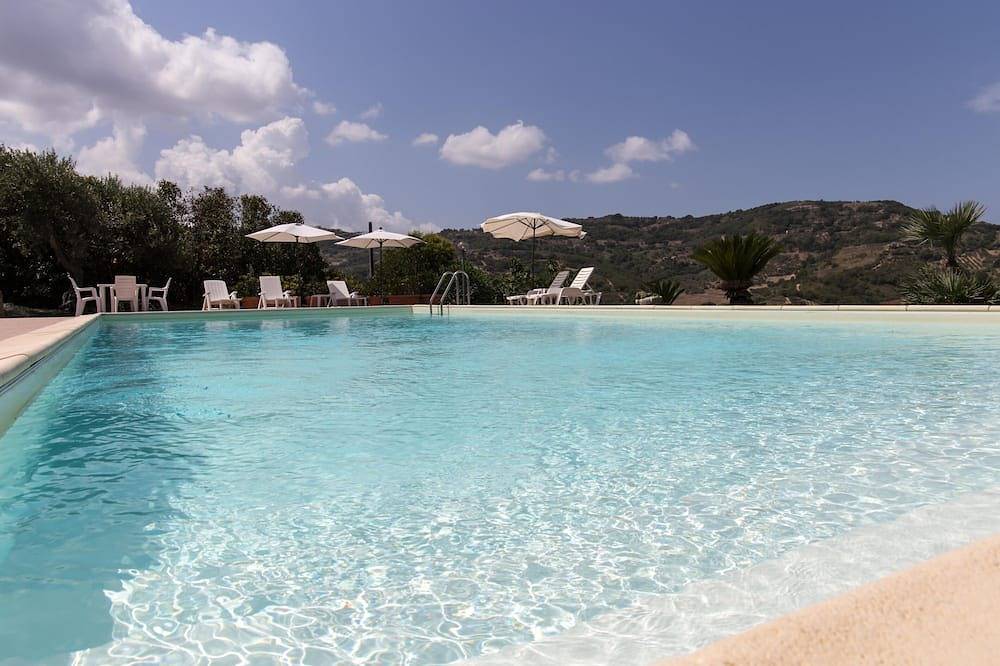 Wonderful villa with pool in a panoramic position at the gateway to Cilento. in Ogliastro Cilento, Cilento