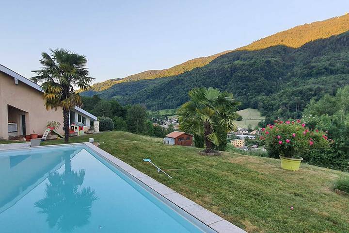 Gîte pour 10 personnes, avec terrasse ainsi que jardin et piscine à Allevard - 4