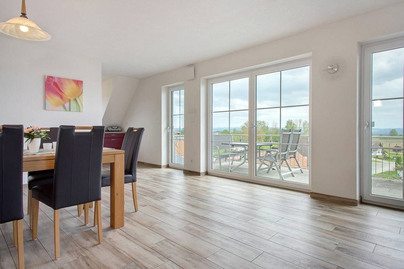 Ganze Wohnung, Ferienwohnung 'Bergblick' mit privatem Balkon, Gemeinschaftsgarten und Wi-Fi in Friedrichshafen, Region Bodensee-Oberschwaben