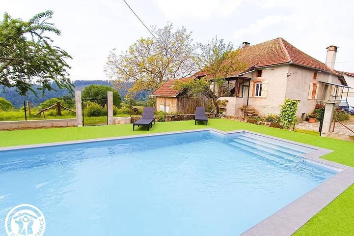 Location de vacances pour 10 personnes, avec Jardin et Piscine dans Viazac