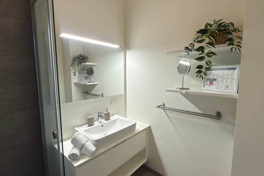 Ganze Wohnung, Hermitage Apartment E03B - Seeblick & Zugang in Maria Wörth, Klagenfurt-Land