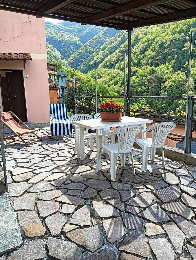 Ferienhaus für 6 Personen, mit Terrasse und Garten sowie Ausblick in Avegno