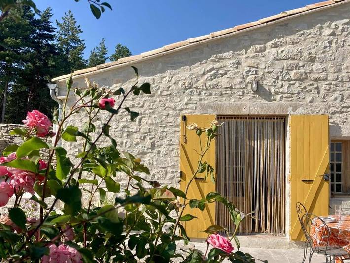 Location de vacances pour 5 personnes, avec jardin ainsi que vue et piscine à Revest-du-Bion - 3