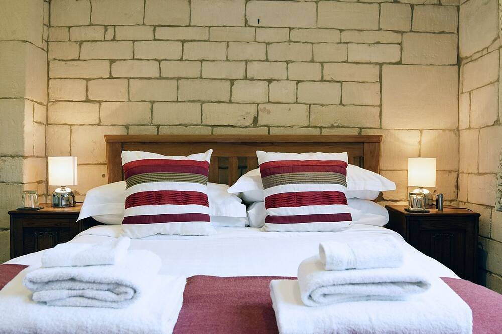 A sudeley castle cottage that sleeps 5 guests  in 3 bedrooms in Winchcombe, Gloucestershire