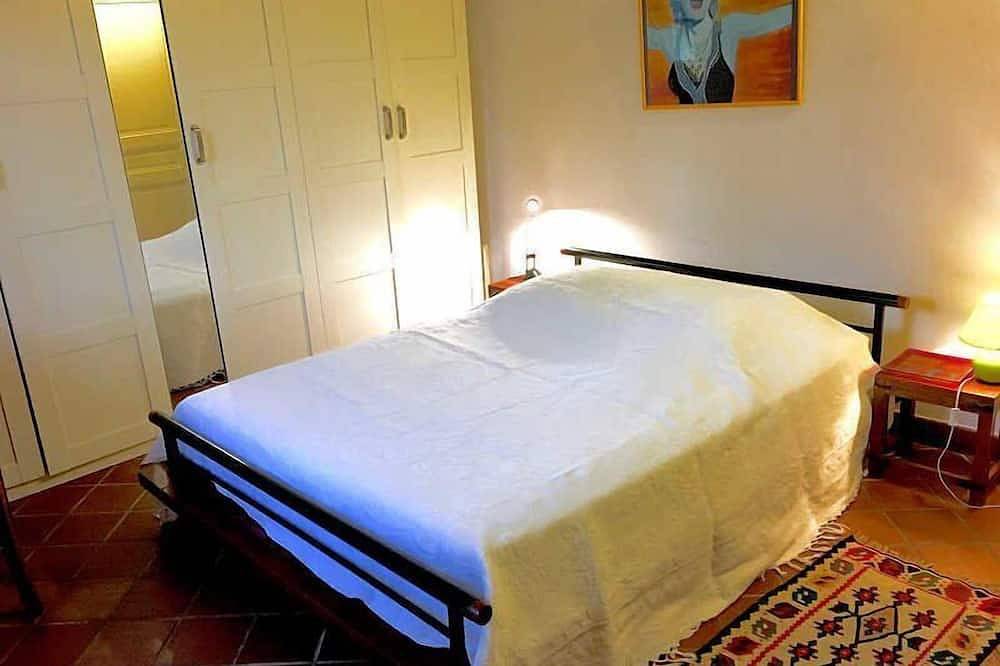 Vacation home in the Luberon in the heart of nature, private pool. in Saint-Martin-de-Castillon, Regionaler Naturpark Luberon