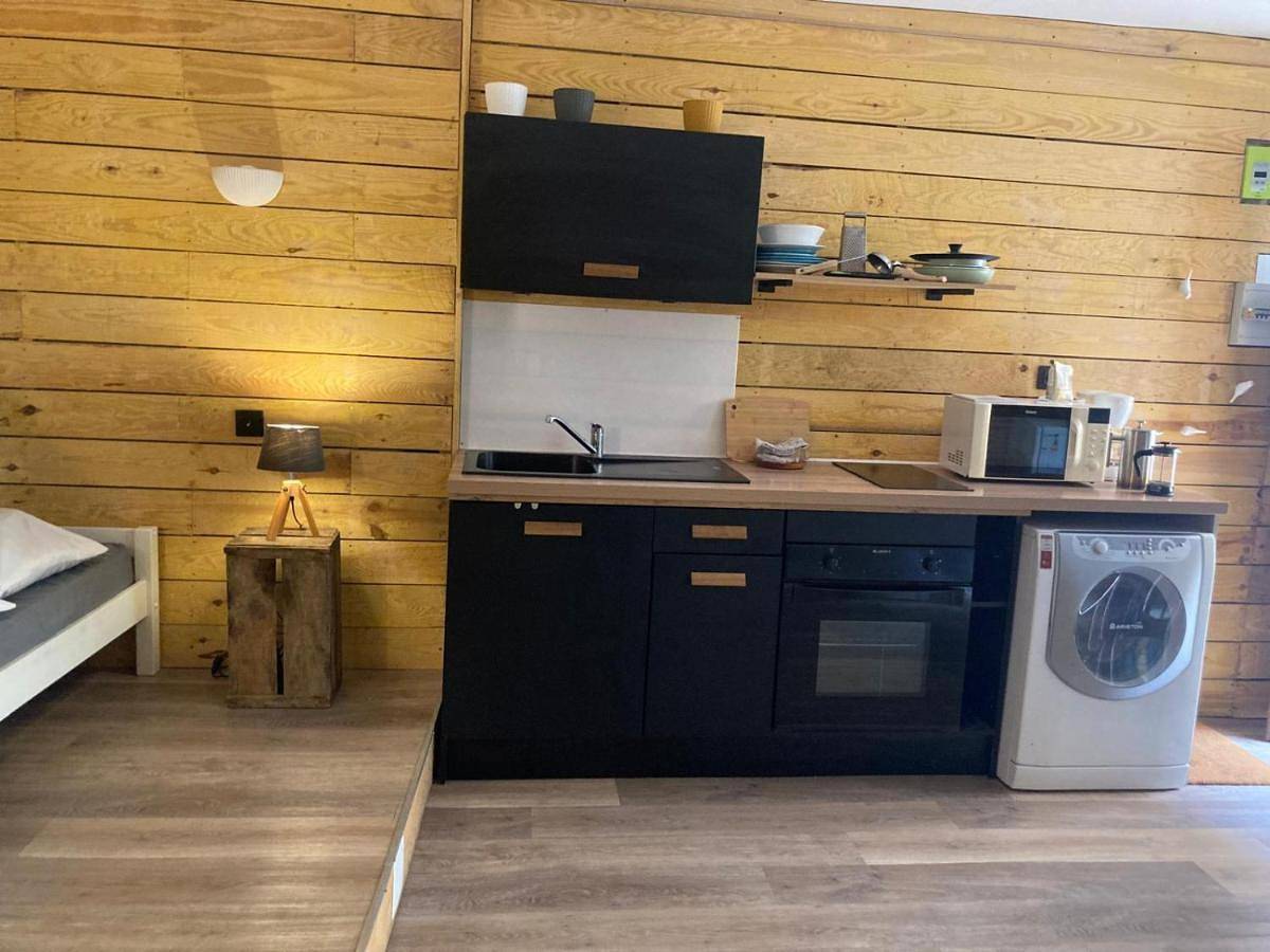 Appartement entier, Ambiance chalet T1 bis cosy pour 5 personnes avec patio à 25 mn des plages in Tourbes, Côte méditerranéenne (France)