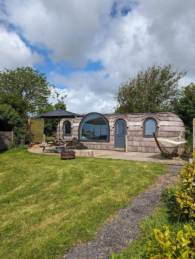 Holiday home for 4 people, with hot tub and garden in Cornwall
