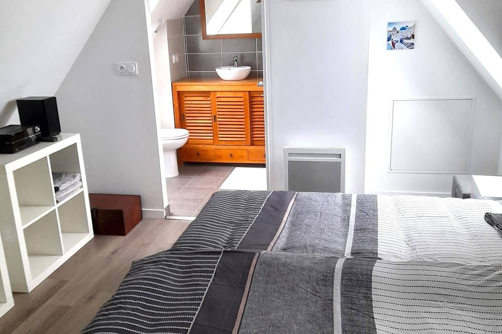 Appartement entier, Propriété 18è s, rénovée en 2020, appt de 80m² 2 chambres,  plage des Rosaires. in Les Rosaires, Plérin