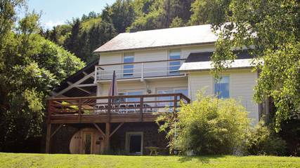 Location de vacances pour 12 personnes, avec sauna ainsi que jardin et balcon à Rendeux