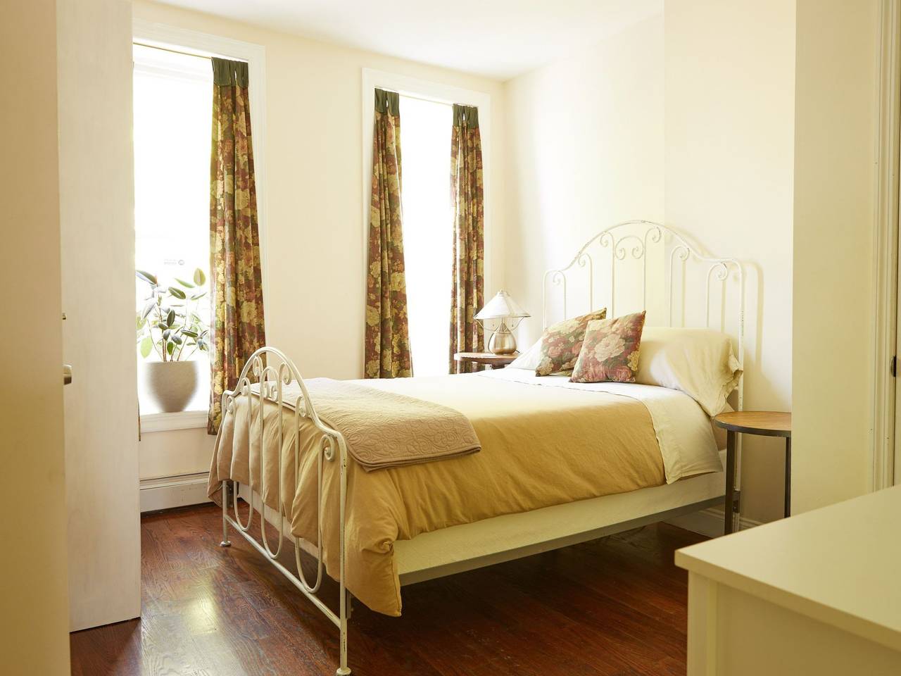 Entire apartment, Künstler 3 Schlafzimmer Stadthaus mit Hinterhof Garten in Brooklyn, New York City