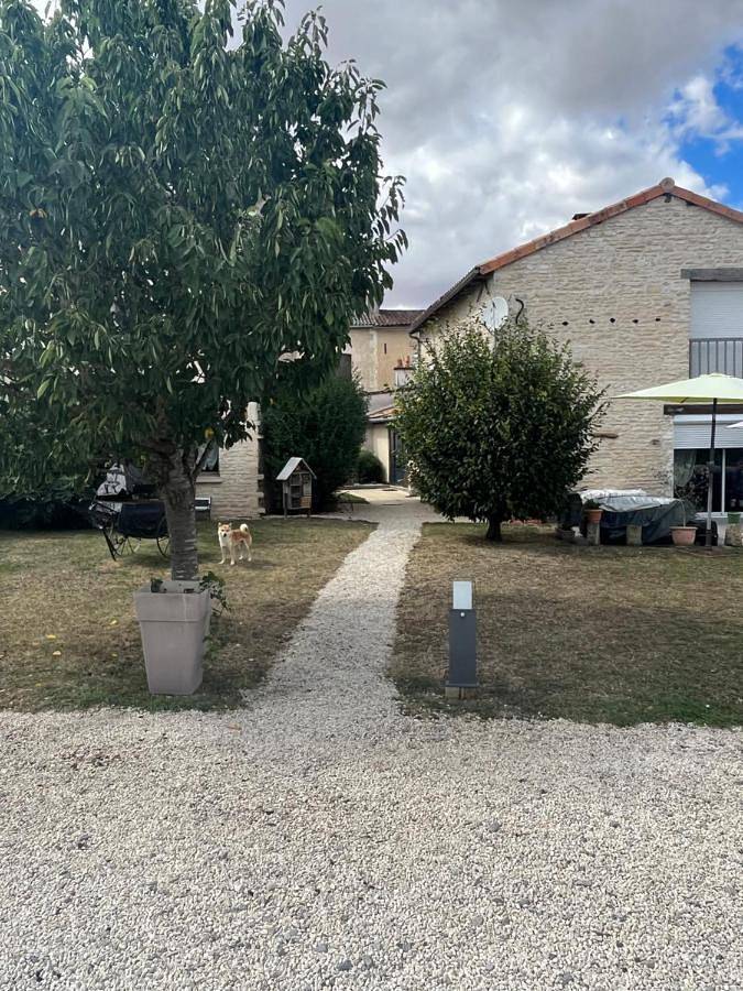 Gîte pour 5 personnes, avec vue et jardin, adapté aux familles à Neuville-de-Poitou - 2
