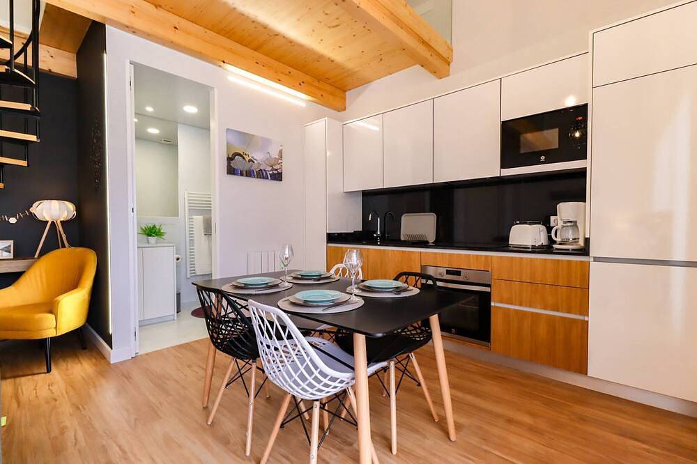 Coutinho's Apartment - City Centre Apt with Balcony, foto 14