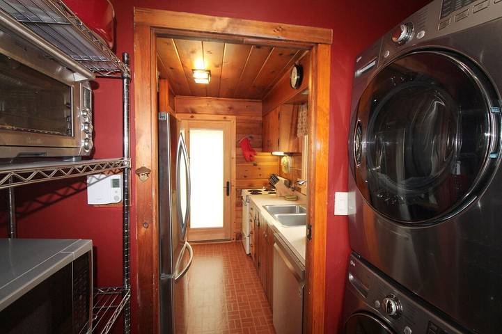 Vacation house for 30 people, with hot tub and yard, with pets in Pocono Mountains