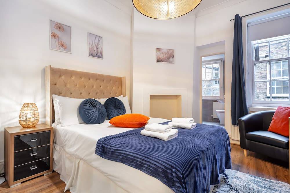 Entire apartment, > Lovely Airconditioned One Bed in the Heart of Covent Garden < in Covent Garden, London