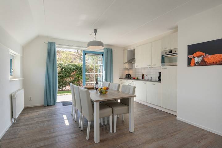 Ferienhaus für 6 Personen, mit Balkon/Terrasse und Terrasse sowie Garten und Pool auf Texel - 3