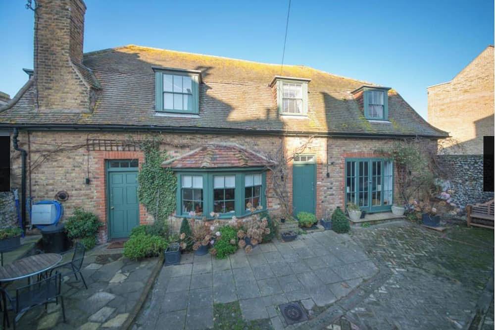 Ramsgate - Coastal Cottage Escape - Pet Friendly with Parking in Ramsgate, Kent