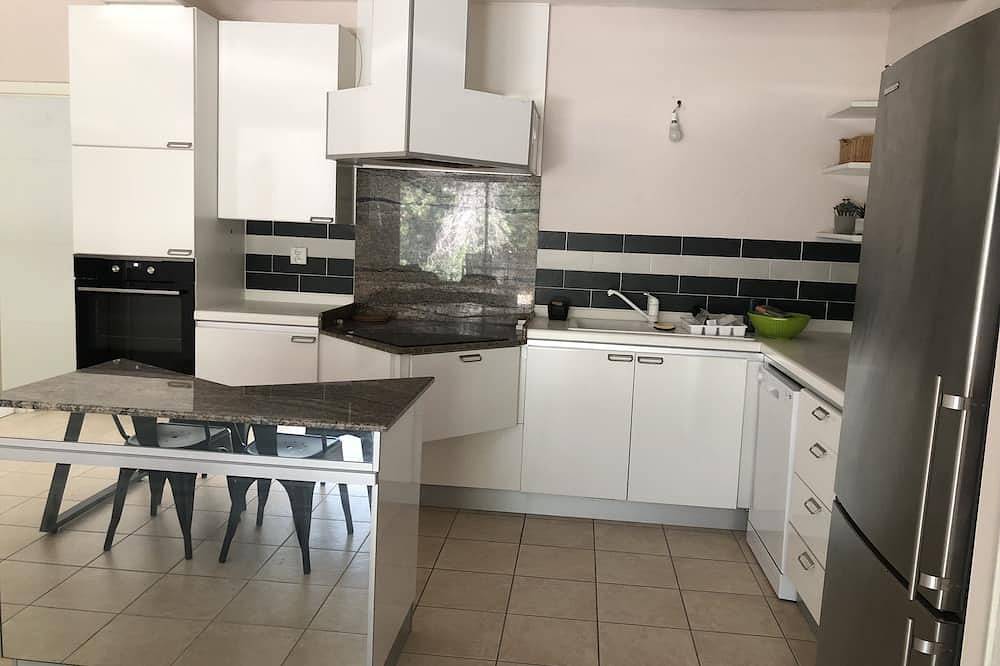 Geheel appartement, Holiday rent in a provencal house. Capacity: 2/4 people in Saint-Maximin-la-Sainte-Baume, Brignoles region