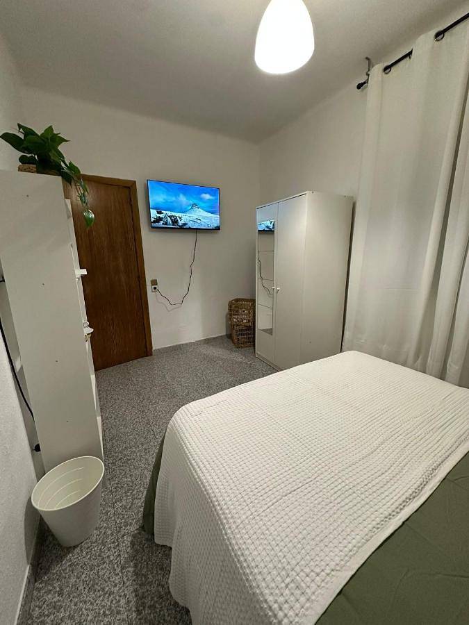 Double Room with Shared Bathroom in Barcelona Centre, Barcellona