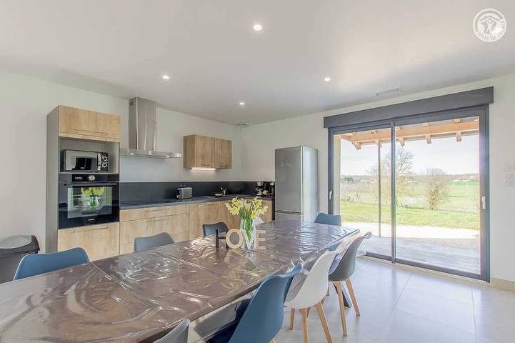 Location de vacances pour 9 personnes, avec terrasse et jardin à Sornay