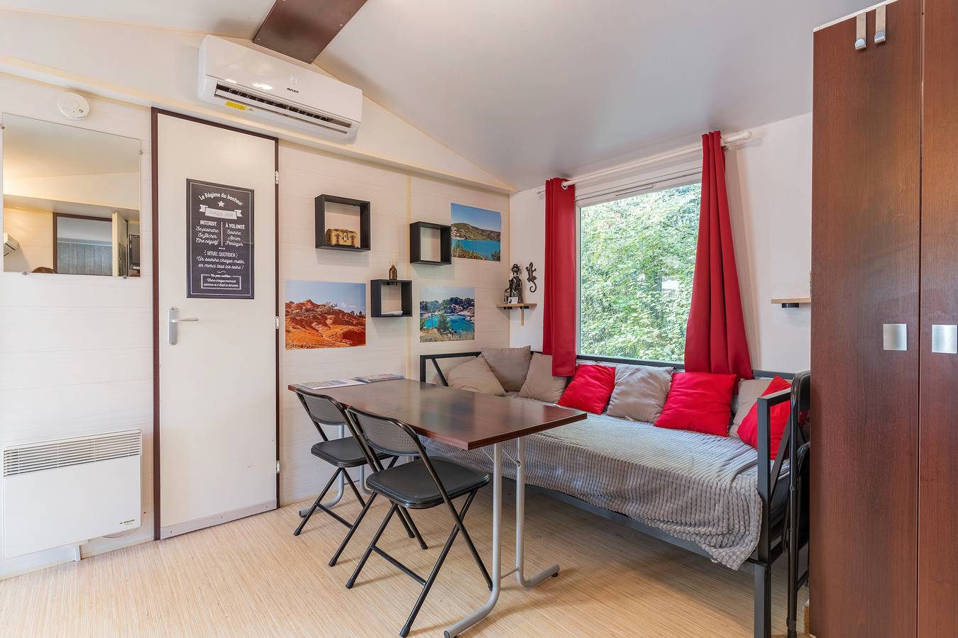 Caravan 'Mobil-home' with Shared Pool, Private Terrace and Air Conditioning in La Roque-d'Anthéron, Aix-en-Provence region