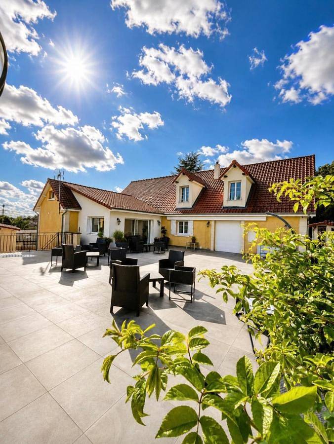 Location de vacances pour 15 personnes, avec Balcon et Jacuzzi ainsi que Terrasse et Piscine dans Pernois