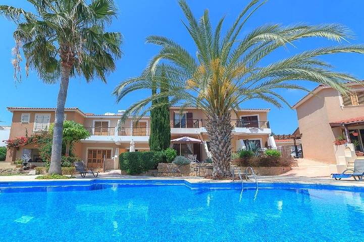 Villa for 6 people, with Balcony and Garden as well as Pool in Paphos